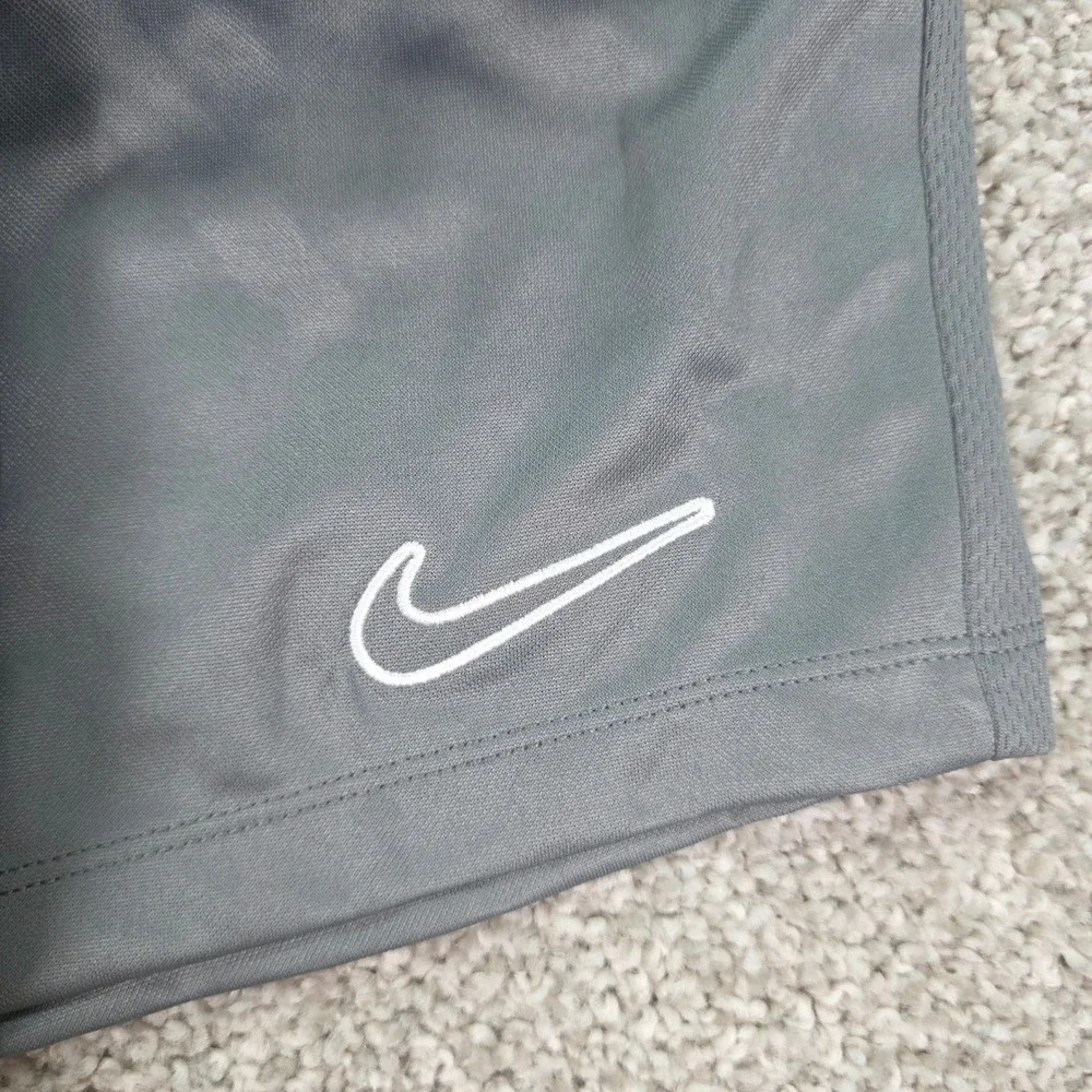 Nike Boys Dri-FIT Training Shorts Gray Standard Fit Size Large NWT